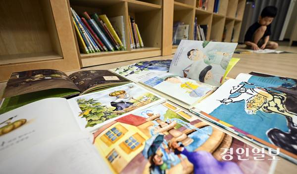 시각 메시지에 대한 이해가 배제된 국내 그림책 시장의 인식이 최근 그림책을 별도로 분류하려는 업계의 움직임 등으로 인해 변화하고 있다. 15일 오후 수원시내 한 도서관 유아도서 열람실에서 한 어린이가 그림책을 읽고 있다. 2025.6.15 /이지훈기자 jhlee@kyeongin.com