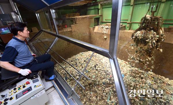 수도권 생활폐기물의 직매립 금지가 반 년 앞으로 다가왔지만, 경기도내 대부분의 지자체가 민간 폐기물 처리 업체에 의존하고 있는 실정이다. 수원시 자원회수시설에서 크레인으로 생활 쓰레기 소각을 위해 준비 작업하는 모습. 2025.7.1 /최은성기자 ces7198@kyeongin.com