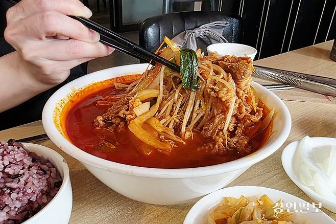 차돌박이짬뽕에 차돌박이와 숙주나물이 가득 담겨 있다. /황성규기자 homerun@kyeongin.com