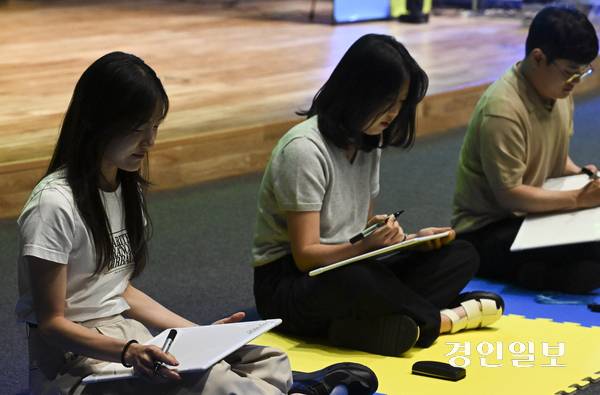 2일 오후 수원시 영통구 경기도청 다산홀에서 열린 ‘2025년 도전! 스마트 청렴골든벨’ 프로그램 참가자들이 문제를 풀고 있다. 2025.7.2 /이지훈기자 jhlee@kyeongin.com