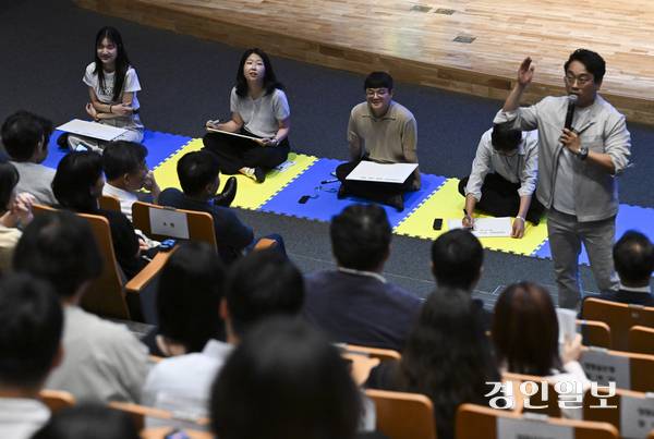 2일 오후 수원시 영통구 경기도청 다산홀에서 열린 ‘2025년 도전! 스마트 청렴골든벨’ 프로그램 참가자들이 문제를 풀고 있다. 2025.7.2 /이지훈기자 jhlee@kyeongin.com