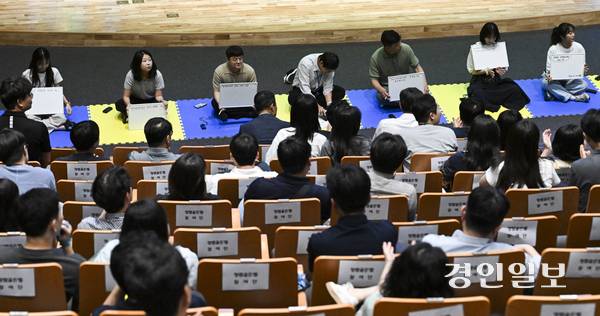 2일 오후 수원시 영통구 경기도청 다산홀에서 열린 ‘2025년 도전! 스마트 청렴골든벨’ 프로그램 참가자들이 문제를 풀고 있다. 2025.7.2 /이지훈기자 jhlee@kyeongin.com