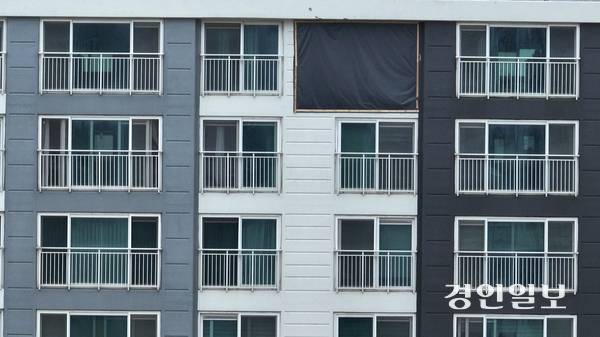 용인시 인덕원~동탄 복선전철 공사 현장에서 항타기 전도 사고가 발생한지 한 달이 지났다. 사진은 2일 용인시 기흥구 서천동 사고 현장 모습. 2025.7.2 /최은성기자 ces7198@kyeongin.com