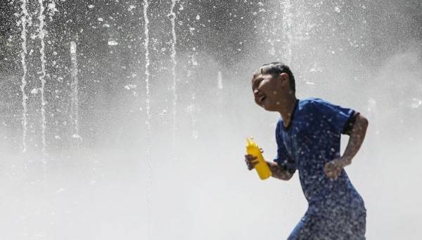 바닥 분수에서 무더위 식히는 어린이. [사진=연합뉴스]
