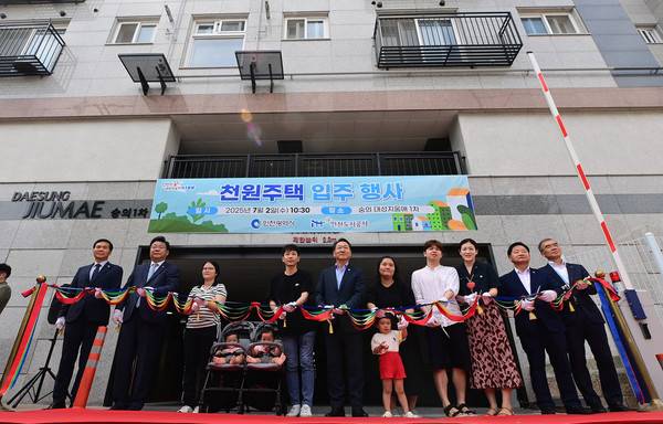 유정복 인천시장이 2일 미추홀구 숭의동 한 빌라에서 열린 '천원주택 입주행사'에서 참석자들과 테이프 커팅식을 하고 있다. 2025.7.2. [사진 = 인천시청]