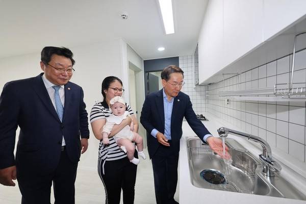 유정복 인천시장과 주형환 저출산고령사회 위원회 부위원장이 2일 인천 미추홀구 숭의동 한 빌라에서 열린 '천원주택' 입주 행사에서 입주 가족과 천원주택을 둘러보고 있다. 2025.7.2. [사진 = 연합뉴스]