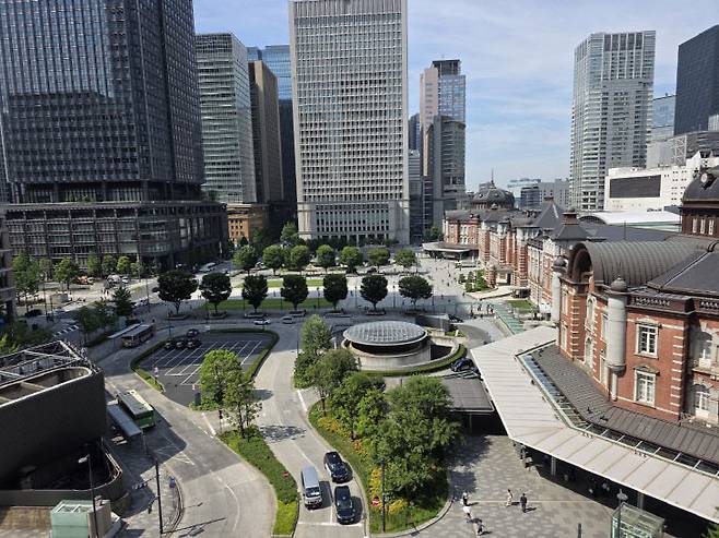 고층 건물 아래에서 본 도쿄역과 역 일대 건물들. (사진= 김지윤 기자)