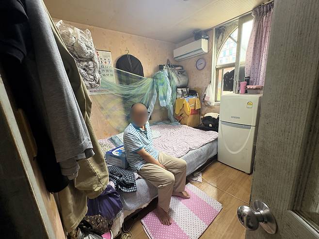 대전 쪽방촌 한 여관에 사는 이모(65) 씨 방 침대에 앉아 있다. 사진=김세영 기자
