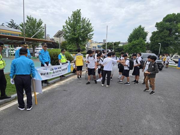 ▲ 부여중학교와 부여여자중학교 정·후문 앞에서 자원봉사 공동캠페인 활동을 하는 모습. 부여군사회복지협의회