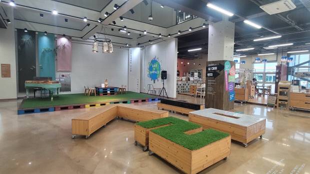 누구나 이용할 수 있는 1층의 쉼 공간 ‘어서옵쑈’