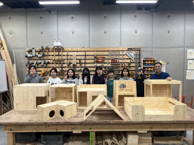 생활목공방에서 반려동물 가구를 만든 청소년들.