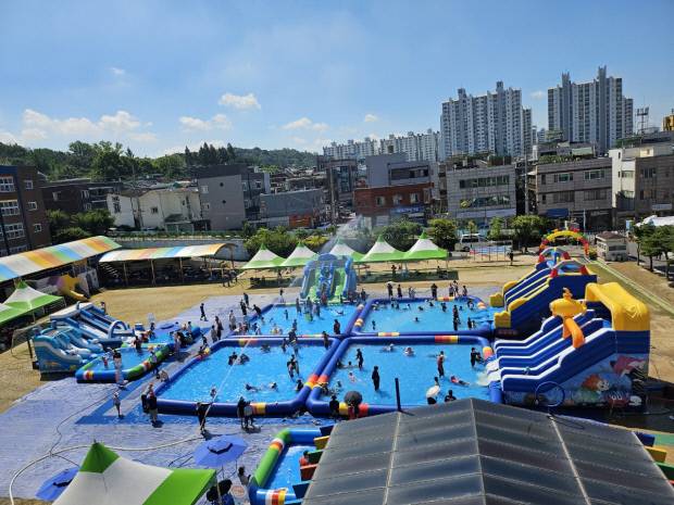 광주시 동구 금남로 ‘차 없는 거리’ 행사장에 오는 5일 총 길이 30m 규모, 200여명이 이용할 수 있는 풀장과 워터슬라이드가 설치돼 어린이와 가족단위 체험객들을 맞는다.  <광주시 동구 제공>