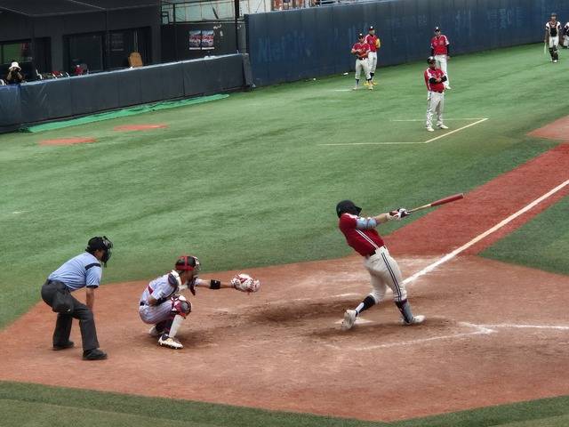 2일 서울 목동야구장에서 열린 제80회 청룡기 전국고교야구선수권 겸 주말 리그 왕중왕전 32강전인 전주고와 비봉고 경기에서 전주고 박한결 선수가 4회 투런포를 날리고 있다. 전주고 동문회 제공