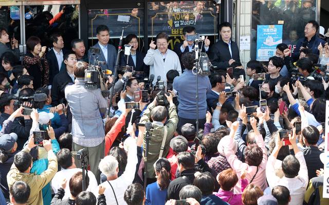 지난 5월 11일 골목골목 민심을 청취하는 경청 투어에 나선 이재명 더불어민주당 대선후보가 7일 진안군 진안시외버스공용정류장 인근에서 시민들에게 인사하고 있다. /조현욱 기자