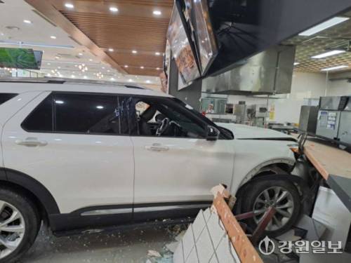 ◇2일 오전 11시32분께 강릉시 영동고속도로 강릉방향 대관령휴게소에서 SUV 차량이 휴게소 내 식당으로 돌진했다. 사진=강원특별자치도소방본부 제공