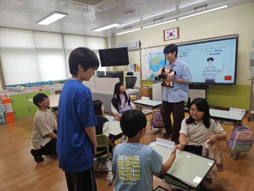 철원 묘장초(교장:박귀남)는 지난달 30일부터 이달 2일까지 사흘간 전교생을 대상으로 수도권 대학생들과 함께하는 영어캠프를 운영했다.