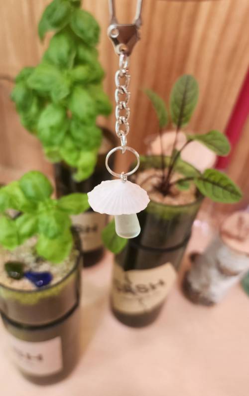 ◇수입주류공병을 새활용해 만든 송이버섯 키링.