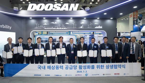 2일 정연인(가운데) 두산에너빌리티 부회장이 '2025 해상풍력 공급망 컨퍼런스 전시회'에서 국내 9개 협력사 대표들과 상생협약을 체결하고 기념촬영을 하고 있다. / 두산에너빌리티