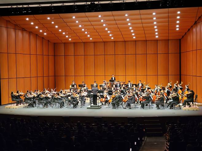 구미시문화예술회관이 최근 주최한 2개의 공연에서 같은 곡이 잇따라 연주된 상황을 놓고 회관측과 시민단체간 논란이 확산되고 있다. 사진은 14일 KBS 교향악단공연. /구미시 제공