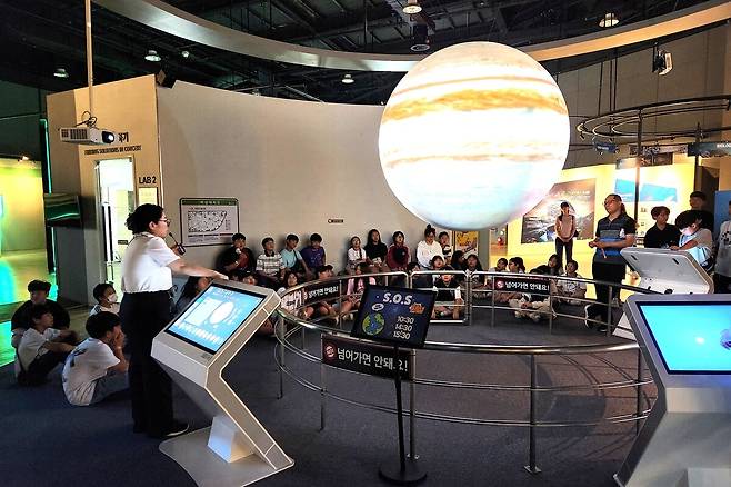 나눔과학교실에 참여한 학생들이 해설사로부터 설명을 듣고 있는 장면. /국립대구과학관 제공