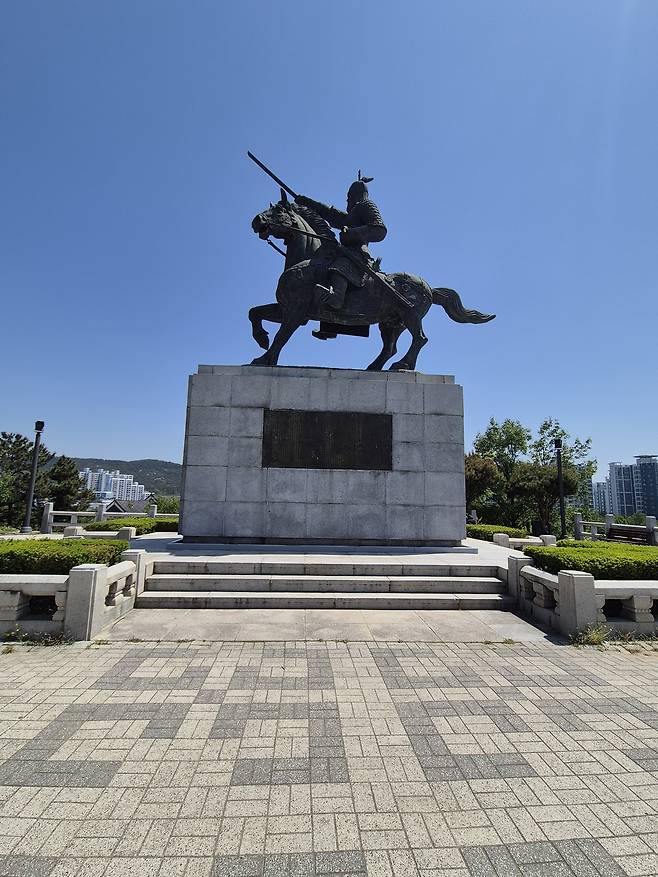 말의 앞다리가 치켜 들렸고, 기수는 단단한 눈매로 북쪽을 응시한다. 김유신 장군의 기마상이다.