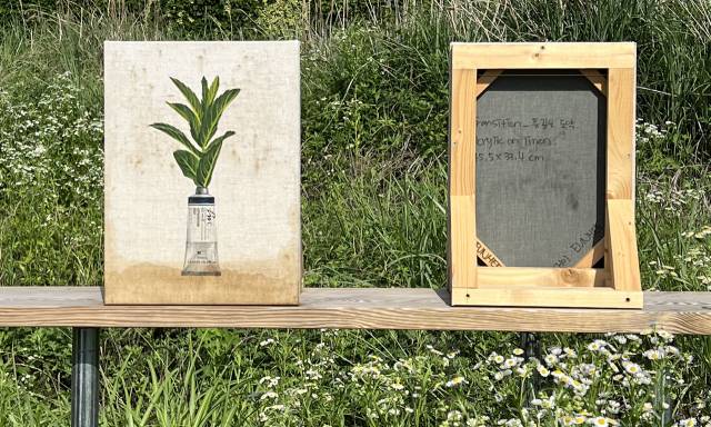 부산 기장군 정관읍 두명마을 밖_앝에서 열리고 있는 기획전 '공생물성' 전시 모습. 사진은 최은희 작가의 '바깥의 회화'. 밖_앝 제공