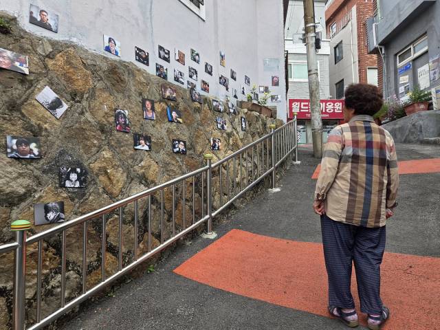 비주류사진관 제32회 사회참여전 '골목에 사람이 살고 있습니다' 전시 모습. 정남준 제공