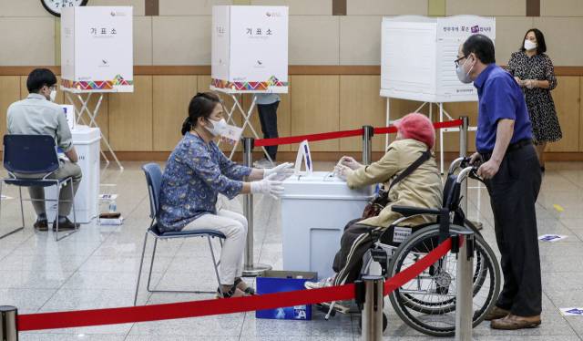 제8회 전국동시지방선거일인 2022년 6월 1일 오후 부산 남구청에 마련된 투표소에서 한 유권자가 투표를 하고 있다. 부산일보DB