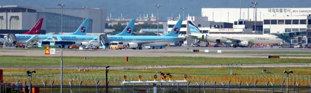 에어부산 항공기 김해~김포 운항 노선이 하루 5편으로 줄어들면서 지역민들 항공 이용 편의가 크게 훼손됐다는 비난이 나온다. 1일 오후 부산 김해국제공항에 에어부산 항공기가 서 있다. 정종회 기자 jjh@