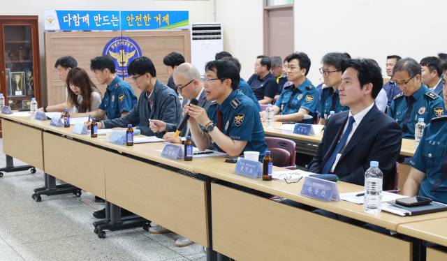 거게경찰서는 지난달 24일 현 청사 소재지인 옥포동 주민과 지역 정치인을 초청해 새 청사 이전 추진과정 설명회를 열었다. 거제경찰서 제공