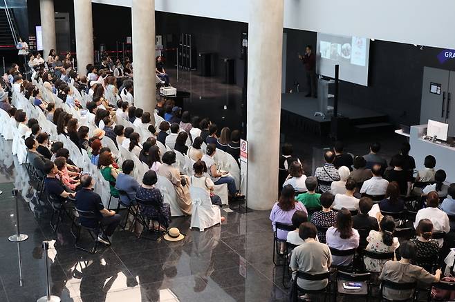지난 1일 수성아트피아 대극장 로비서 열린 7월 명사 특강 '남경주와 함께하는 뮤지컬 세계' 진행 모습.  <수성아트피아 제공>