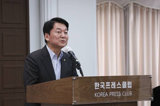 안철수 국민의힘 의원이 지난달 30일 서울 중구 프레스센터에서 열린 '나,조계진' 출판기념회에 참석해 축사를 하고 있다. 사진=뉴시스