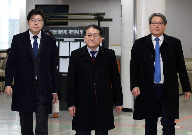 지난해 11월 25일 오후 서울 서초구 서울고등법원에서 열린 ‘김학의 불법 출국금지’ 2심 선고 공판에 출석한 조국혁신당 이규원 대변인(왼쪽), 차규근 의원(가운데), 이광철 전 청와대 민정비서관이 법원을 나서고 있다. (사진=공동취재)