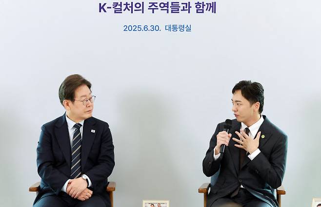 이재명 대통령이 30일 서울 용산 대통령실 파인그라스에서 열린 문화예술계 수상자 간담회에서 토니상 6관왕을 석권한 뮤지컬 ‘어쩌면 해피엔딩’ 박천휴 작가의 발언을 듣고 있다.(사진=대통령실통신사진기자단).