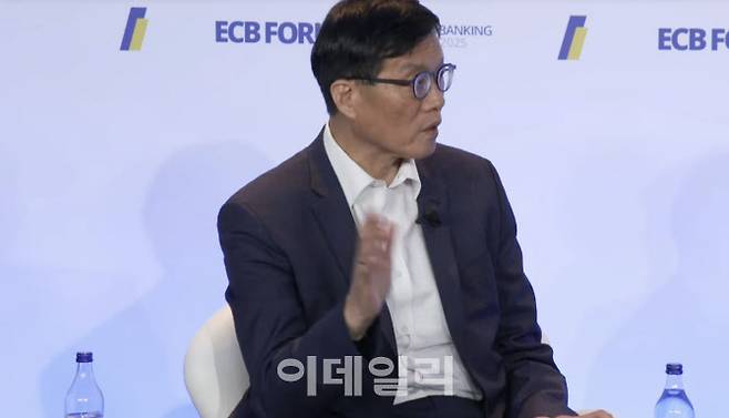 이창용 한국은행 총재가 1일(현지시간) 포르투갈 신트라에서 열린 유럽중앙은행(ECB) 연례포럼에 참석해 발언하고 있다.