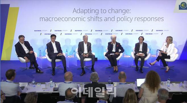 1일(현지시간) 포르투갈 신트라에서 열린 유럽중앙은행(ECB) 연례 포럼에서 주요국 중앙은행 총재들이 정책 토론을 하고 있다.