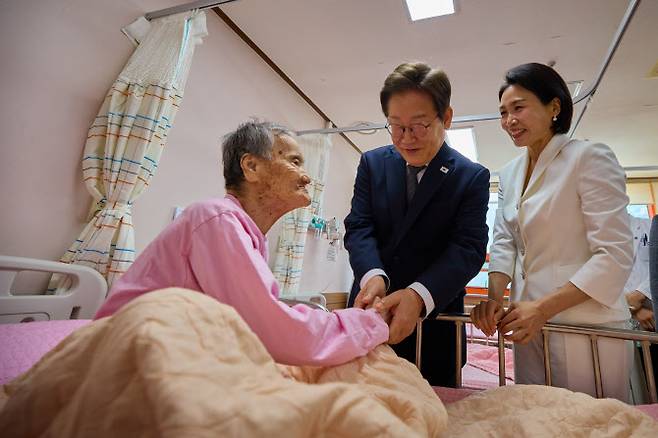 이재명 대통령과 김혜경 여사가 25일 전남 고흥군 국립소록도병원에서 한 환자를 위로하고 있다. (사진=대통령실 제공).