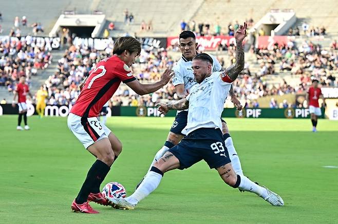 우라와 레드 다이아몬즈의 다쿠로 카네코(77번)와 몬테레이의 세르히오 라모스(93번)가 볼 다툼을 벌이고 있다.