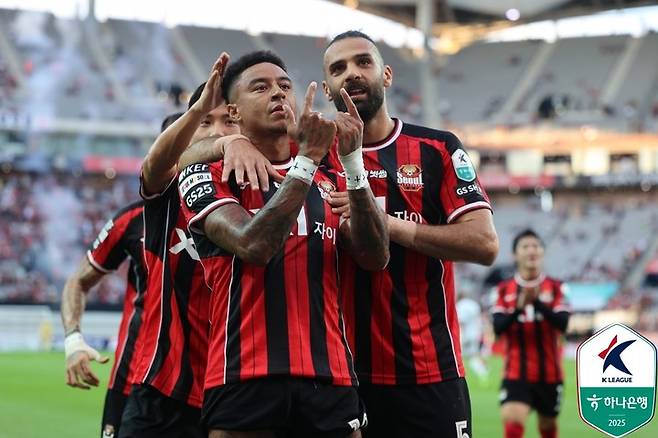 29일 서울월드컵경기장에서 열린 포항과 경기에서 골을 넣은 뒤 세레머니하는 FC서울의 제시 린가드