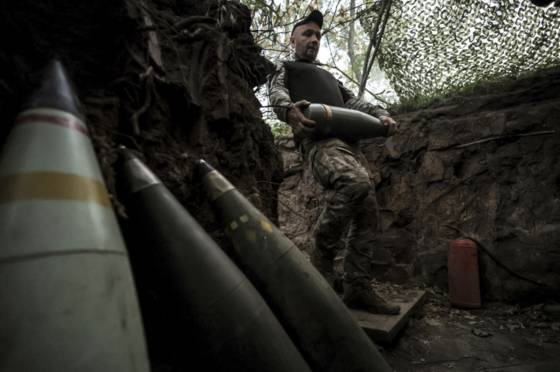 러시아 진지를 향해 포탄을 발사할 준비를 하는 우크라이나 군인의 모습. 〈사진=AP·연합뉴스〉