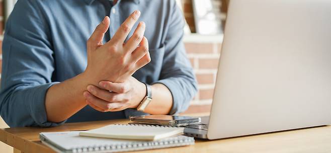 손목터널증후군은 손목과 손가락을 혹사하면 누구에게나 나타날 수 있다. 당뇨병 환자, 류마티스관절염 환자 등은 특히 조심해야 한다. [사진=게티이미지뱅크]