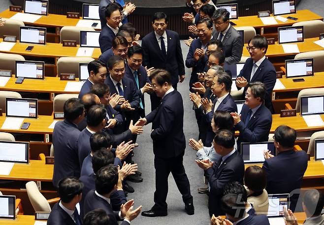 이재명 대통령이 26일 서울 여의도 국회에서 열린 본회의에서 추가경정예산 시정연설을 하기 전 입장하며 의원들과 인사를 하고 있다. 2025.6.26/뉴스1 ⓒ News1 국회사진기자단