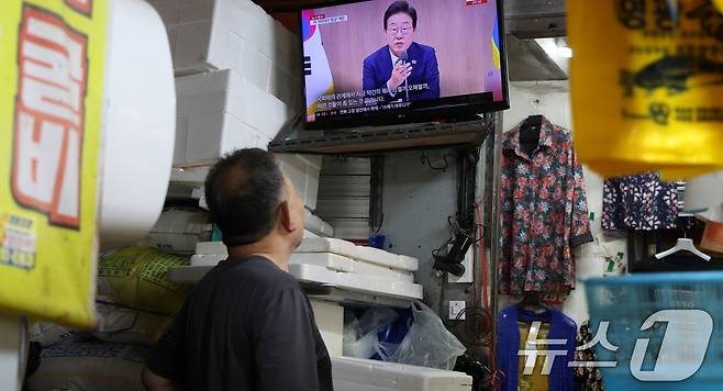 1일 전북 전주 남부시장에서 한 상인이 이재명 대통령 관련 뉴스를 시청하고 있다. 이재명 대통령은 3일 취임 한달을 맞이한다. 2025.7.1/뉴스1 ⓒ News1 유경석 기자