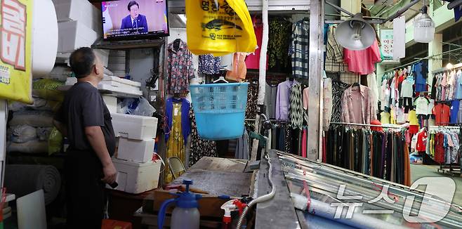 1일 전북 전주 남부시장에서 한 상인이 이재명 대통령 관련 뉴스를 시청하고 있다. 이재명 대통령은 3일 취임 한달을 맞이한다. 2025.7.1/뉴스1 ⓒ News1 유경석 기자