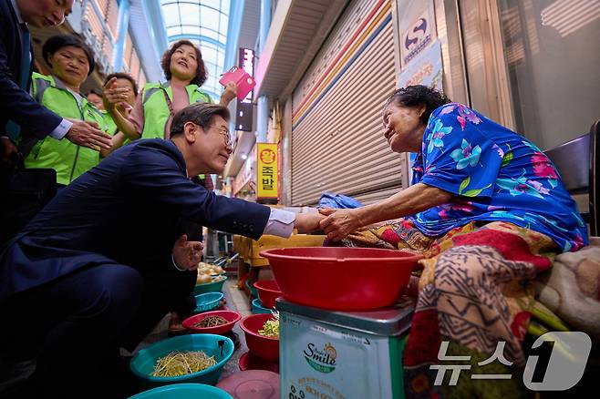 이재명 대통령이 울산 울주군 언양알프스시장을 방문해 상인과 인사를 나누고 있다. (대통령실 제공 . 재판매 및 DB 금지) 2025.6.20/뉴스1 ⓒ News1