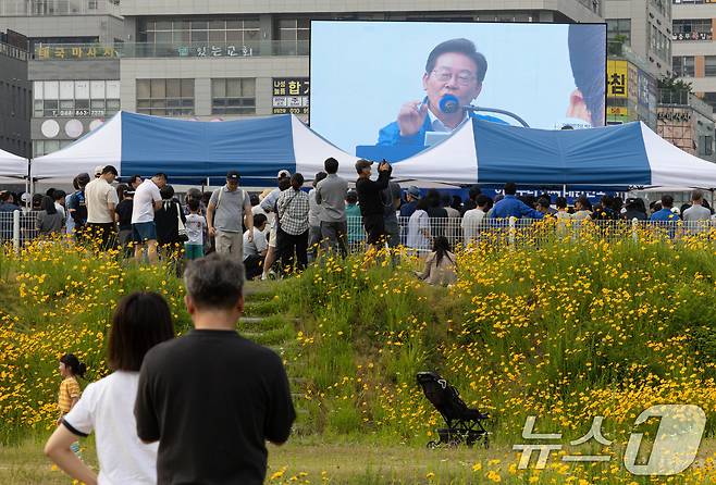 대선 투표를 앞둔 지난 5월31일 이재명 더불어민주당 대통령 후보가 세종시 나성동 나무그늘광장에서 시민들에게 지지를 호소하고 있다. 2025.5.31/뉴스1 ⓒ News1 이재명 기자