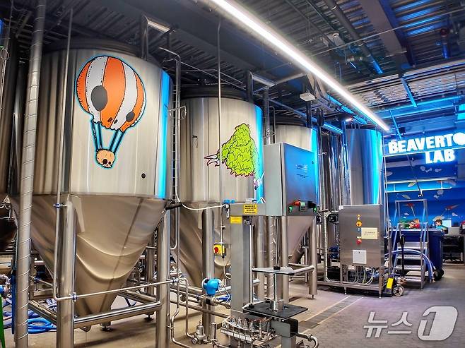 토트넘 홋스퍼 FC 스타디움 내에 위치한 비버타운 브루어리 양조장 모습. 시즌 중 다회용컵에 맥주를 제공한다. ⓒ 뉴스1 황덕현 기자