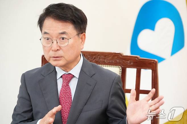 육동한 춘천시장이 시청 접견실에서 뉴스1 기자와 민선 8기 출범 3주년을 맞아 인터뷰를 하고 있다.(춘천시 제공, 재판매 및 DB금지)