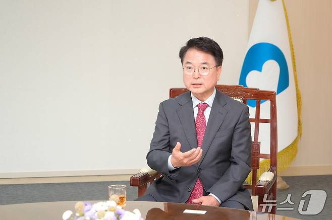 육동한 춘천시장이 시청 접견실에서 뉴스1 기자와 민선 8기 출범 3주년을 맞아 인터뷰를 하고 있다.(춘천시 제공, 재판매 및 DB금지)