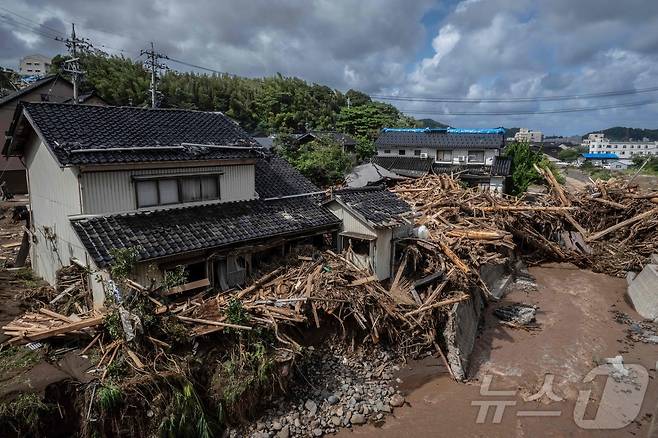 2024년 9월 23일 일본 이시카와현 와지마시 한 주택가에 폭우로 쓰카다 강이 범람해 떠내려온 잔해가 쌓여 있다. (자료사진) 2024.09.23 ⓒ AFP=뉴스1 ⓒ News1 김지완 기자